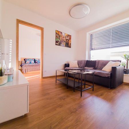 Modern Flat With Large Terrace Lägenhet Hradec Králové Exteriör bild