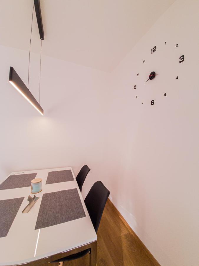 Modern Flat With Large Terrace Lägenhet Hradec Králové Exteriör bild