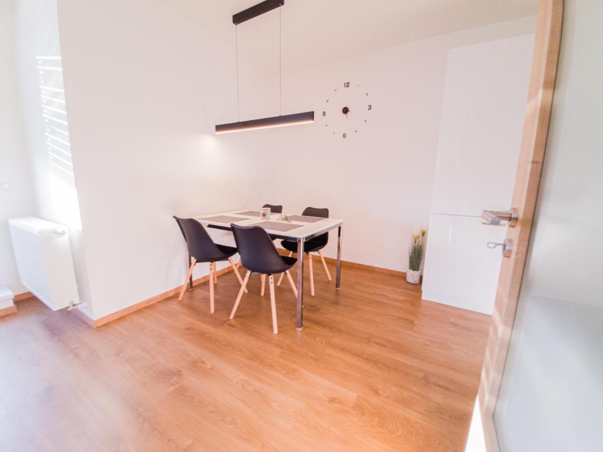 Modern Flat With Large Terrace Lägenhet Hradec Králové Exteriör bild