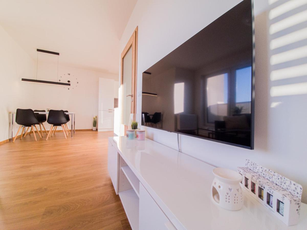 Modern Flat With Large Terrace Lägenhet Hradec Králové Exteriör bild
