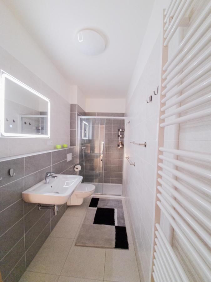 Modern Flat With Large Terrace Lägenhet Hradec Králové Exteriör bild