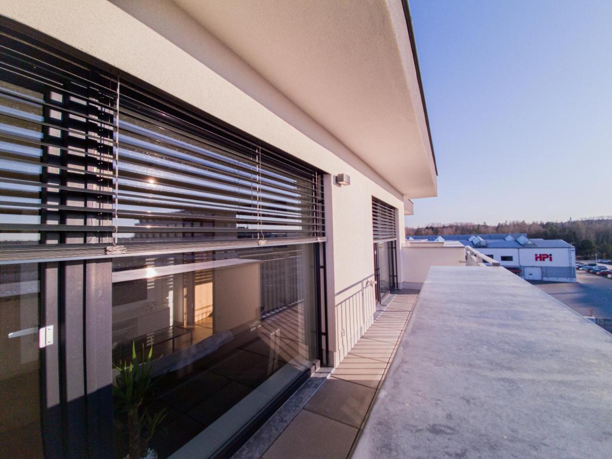 Modern Flat With Large Terrace Lägenhet Hradec Králové Exteriör bild