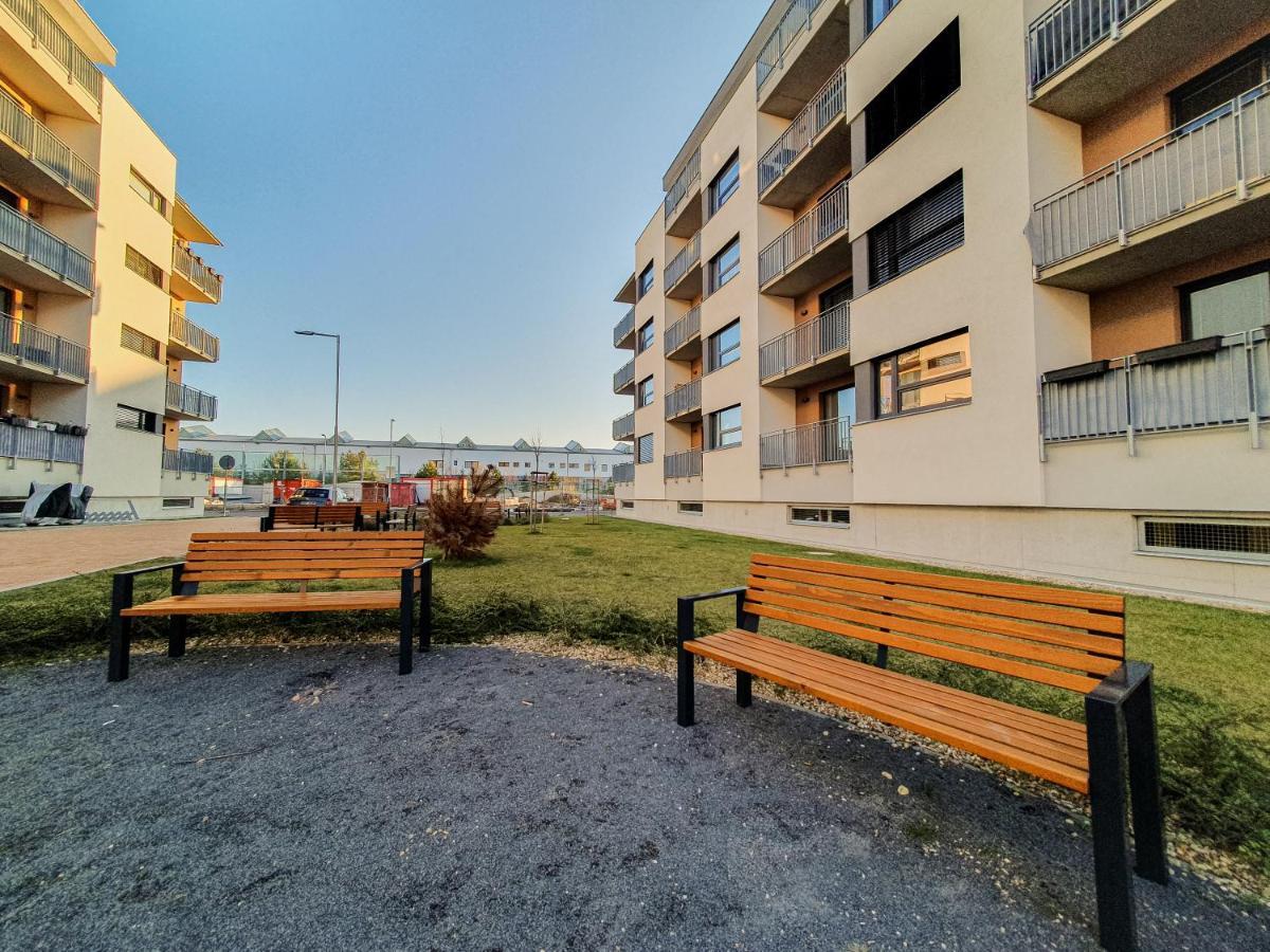 Modern Flat With Large Terrace Lägenhet Hradec Králové Exteriör bild