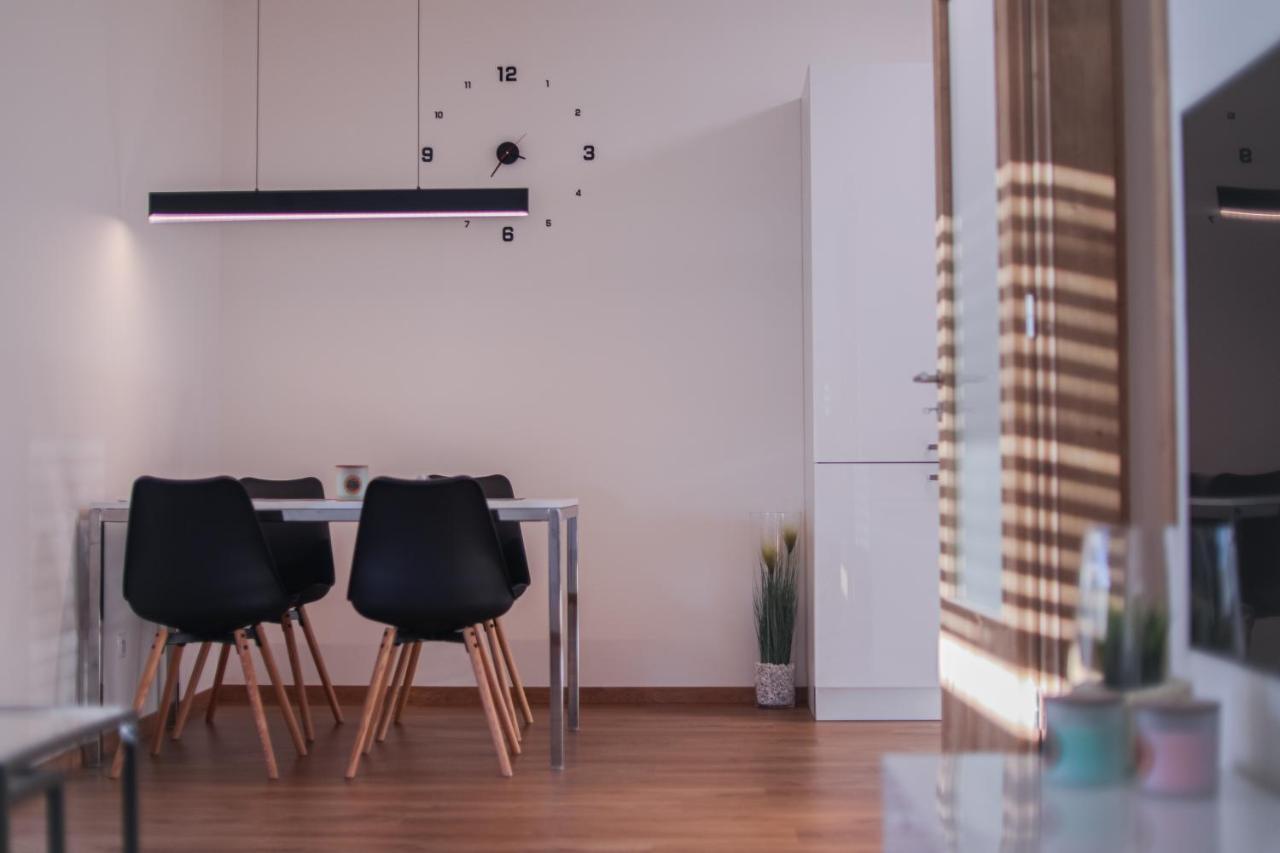 Modern Flat With Large Terrace Lägenhet Hradec Králové Exteriör bild