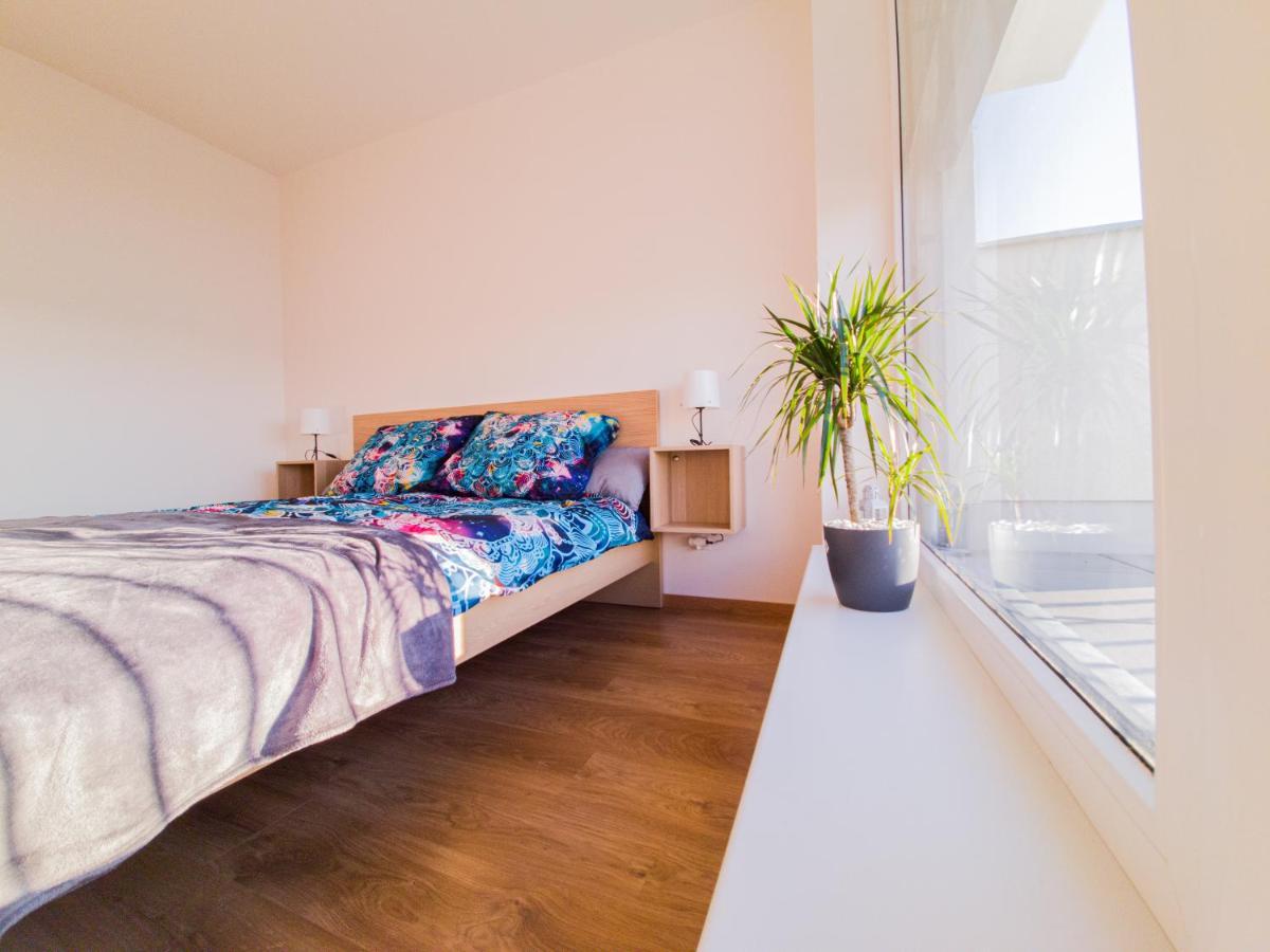 Modern Flat With Large Terrace Lägenhet Hradec Králové Exteriör bild