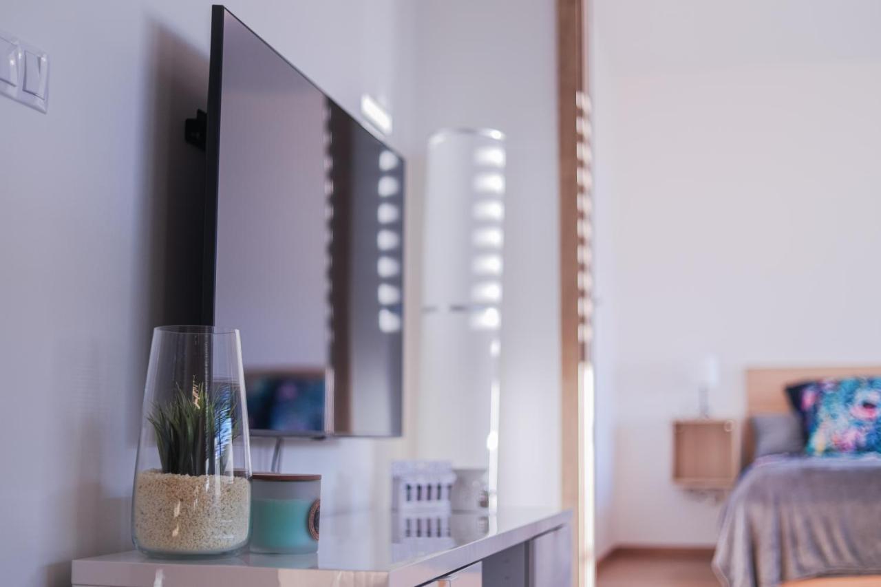 Modern Flat With Large Terrace Lägenhet Hradec Králové Exteriör bild