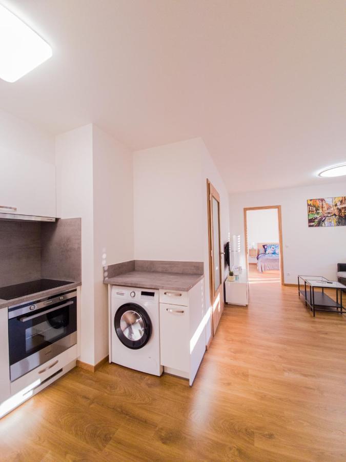 Modern Flat With Large Terrace Lägenhet Hradec Králové Exteriör bild