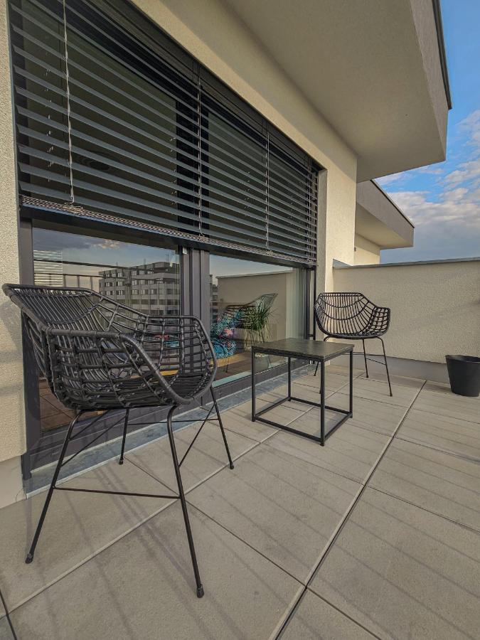 Modern Flat With Large Terrace Lägenhet Hradec Králové Exteriör bild